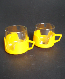 PYREX DRINK UP CUPS IN BRIGHT YELLOW ( x2)