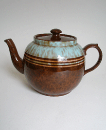                         VINTAGE TWO AND A HALF PINT BROWN BETTY TEAPOT