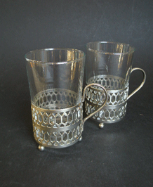         VINTAGE ARCOROC FRENCH TEA GLASSES (x2) IN SILVER-PLATED HOLDERS