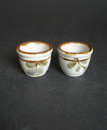                        HIGHLAND STONEWARE LOCHINVER EGG CUPS DESIGNED BY LINDA MACLEOD (X2)