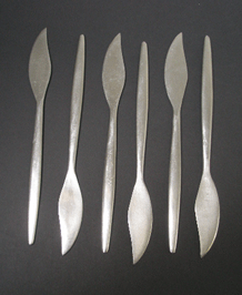 SIX VINTAGE WOSTENHOLM STAINLESS STEEL MONTE CARLO FISH KNIVES DESIGNED BY GEOFFREY BELLAMY