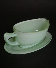 VINTAGE GREEN PYREX GRAVY  / SAUCE BOAT AND STAND