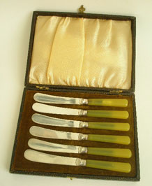 1930s SILVER-PLATED TEA KNIVES IN ORIGINAL VELVET-LINED CASE