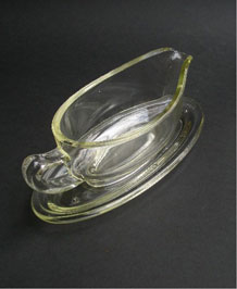                                  VINTAGE PYREX GLASS GRAVY/ SAUCE BOAT AND STAND