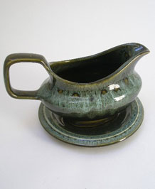                       1970s FOSTER POTTERY GRAVY BOAT AND STAND